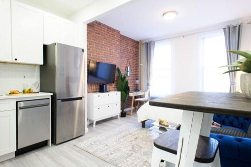 A kitchen or kitchenette at 240-5 NEW Prime Location Studio W&D in unit