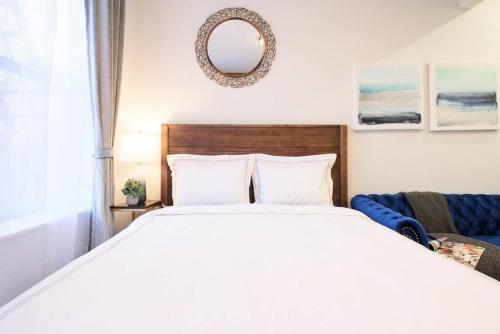 A bed or beds in a room at 240-5 NEW Prime Location Studio W&D in unit
