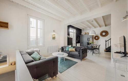 Χώρος καθιστικού στο Amazing Home In Saint-Georges-De-Didon