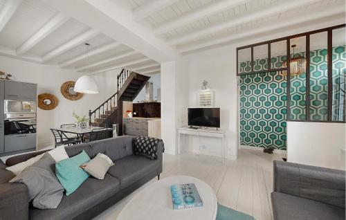 un salon avec un canapé et une table dans l'établissement Amazing Home In Saint-Georges-De-Didon, à Saint-Georges-de-Didonne