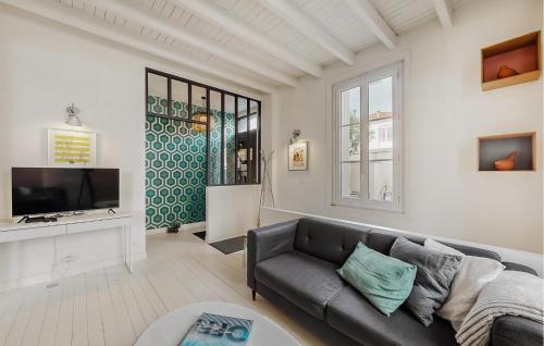 Μια τηλεόραση ή/και κέντρο ψυχαγωγίας στο Amazing Home In Saint-Georges-De-Didon