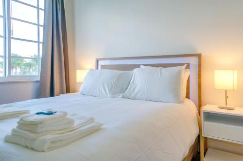 En eller flere senge i et værelse på CHIC AND COZY 1 Br and 1Bth Suite on Collins Ave