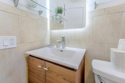 Et badeværelse på CHIC AND COZY 1 Br and 1Bth Suite on Collins Ave