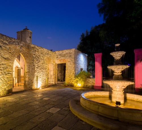 a stone building with a fountain in front of it at Mágica Suit en Centro Histórico in Puebla
