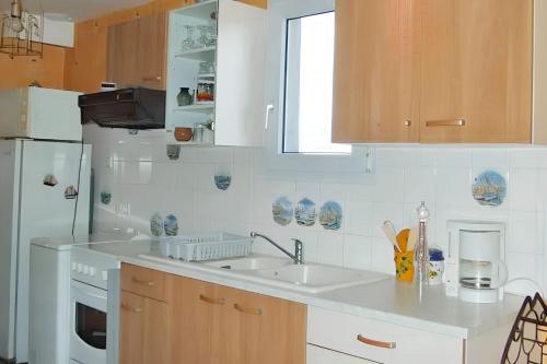 Kuchyňa alebo kuchynka v ubytovaní Appartement familial avec piscine à Montmartin-sur-Mer 54 m²