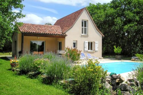 une maison avec une piscine dans la cour dans l'établissement Villa ravissante à Loubressac avec piscine privée, à Loubressac