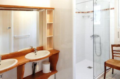 a bathroom with two sinks and a shower at Villa ravissante à Loubressac avec piscine privée in Loubressac