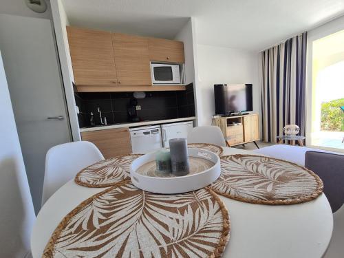 un salon avec une table et une cuisine dans l'établissement 