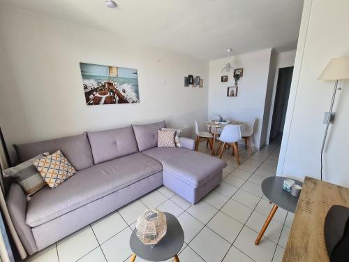 un salon avec un canapé violet et une table dans l'établissement 