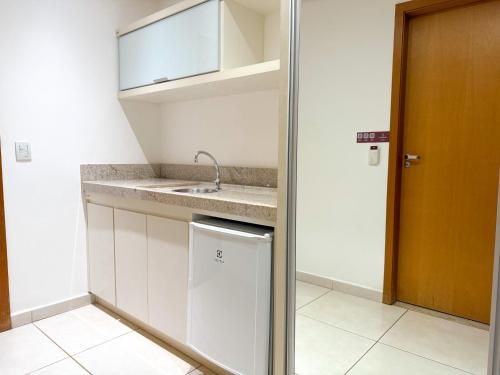 Кухня или мини-кухня в Vivence Suítes Hotel Palmas
