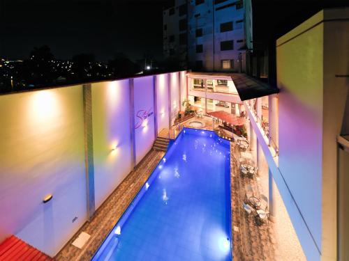 an overhead view of a swimming pool at night at Hotel San Marino Tarapoto in Tarapoto