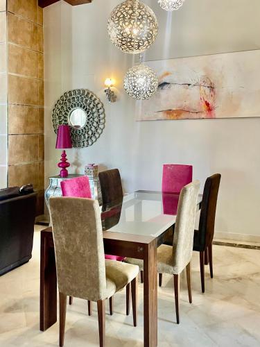 a dining room with a table and chairs at Villa Dorotea in El Rompido