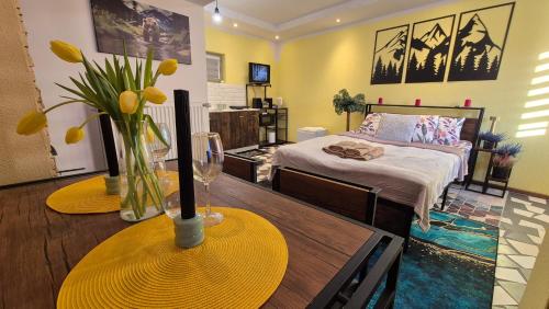 Habitación con cama y mesa con flores en Pokoje u Tymka, en Wisła