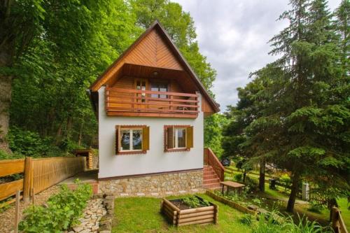 Cozy Modern Cottage by the Forest