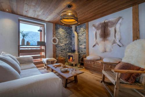 un soggiorno con un divano e un tavolo di Chalet Limanosa - OVO Network a La Clusaz