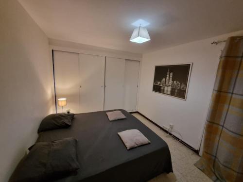 une chambre avec un grand lit dans une pièce dans l'établissement jolie villa sur la cote bleu, à Martigues