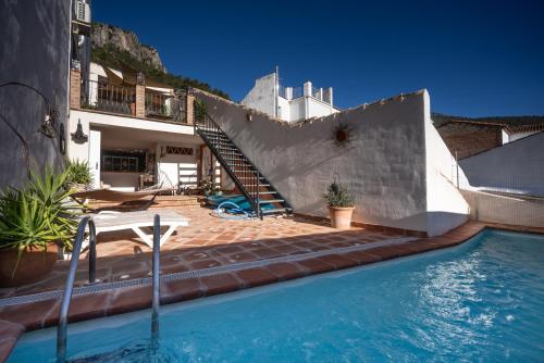 Eagles Nest - Massive townhouse with Pool with outstanding views