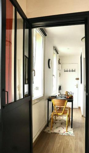une salle à manger avec une table et une chaise jaune dans l'établissement Clair Val, au Havre