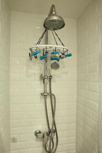 La salle de bains est pourvue d'une douche avec un portant. dans l'établissement Clair Val, au Havre