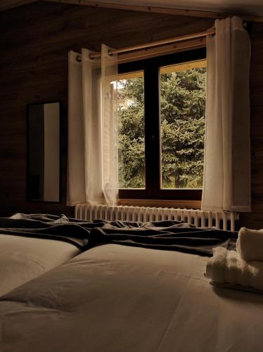 a bedroom with a bed and a window at Habitaciones con encanto en Ilurdoz in Zuriáin