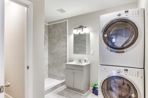 a washer and dryer in a bathroom with a washing machine at 6 Mi to The Masters Updated Home with Yard! in Augusta