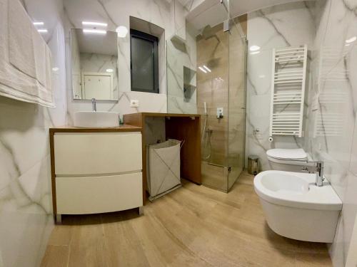 Kamar mandi di Zoi's Apartment
