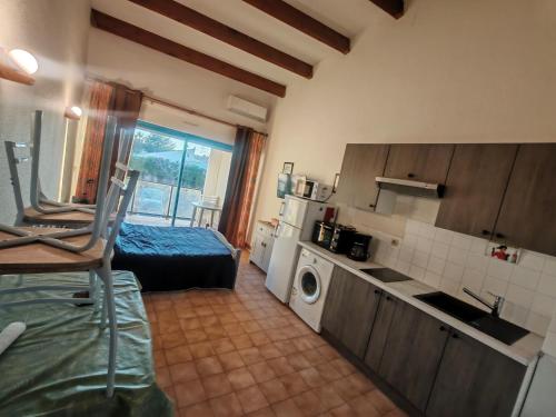 Cette petite chambre comprend une cuisine et une chambre. dans l'établissement Studio 34 curistes/vacanciers, à Balaruc-les-Bains