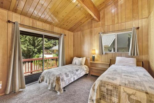 Ένα ή περισσότερα κρεβάτια σε δωμάτιο στο Inspiration Point Retreat by Big Bear Vacations