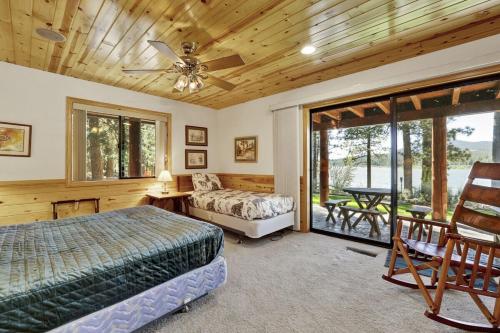 Un dormitorio con dos camas y un ventilador de techo. en Eagle Point Lake House by Big Bear Vacations, en Big Bear Lake