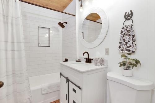 Un baño blanco con lavabo y espejo. en The Nest on Towne Trail by Big Bear Vacations, en Big Bear Lake