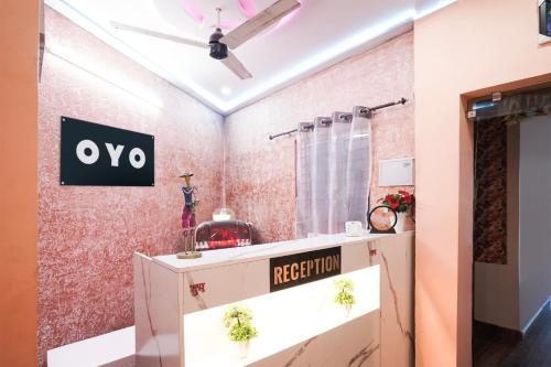a dressing room with pink walls and a ceiling at Hotel O The Value in Bhilai