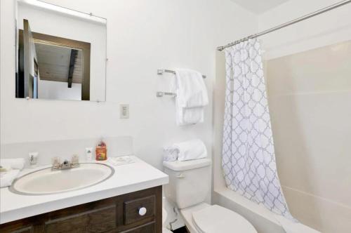 Ένα μπάνιο στο The Ranch House at Shay Meadows by Big Bear Vacations