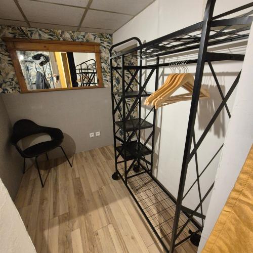 une chambre avec un lit superposé et une chaise dans l'établissement superbe studio proche centre, à Chambéry