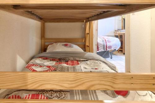 Studio chaleureux à Thollon-les-Mémises - 20 m² avec vue في تولو: سرير في غرفة سرير بطابقين خشبي