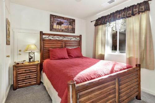 een slaapkamer met een groot bed en een raam bij Green Squirrel Chateau by Big Bear Vacations in Big Bear Lake