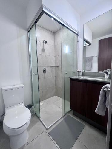 ein Badezimmer mit Dusche, Toilette und Waschbecken in der Unterkunft ML002 - 2BR - 2BTh in Mexiko-Stadt