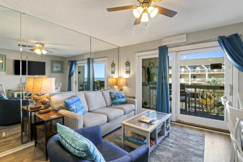 The Breakers #220 Beach Condo, Beautiful Ocean View at Coligny Beach, 4 N Forest Beach Drive Hilton Head, Walk to all Shops Restaurants, Renovated Jan 2024, Vacation Rental HHI LLCにあるシーティングエリア