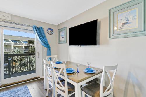 The Breakers #220 Beach Condo, Beautiful Ocean View at Coligny Beach, 4 N Forest Beach Drive Hilton Head, Walk to all Shops Restaurants, Renovated Jan 2024, Vacation Rental HHI LLCにあるテレビまたはエンターテインメントセンター