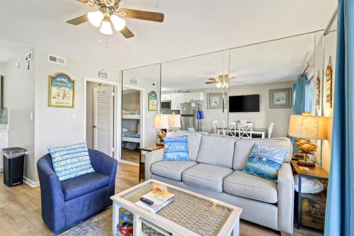 The Breakers #220 Beach Condo, Beautiful Ocean View at Coligny Beach, 4 N Forest Beach Drive Hilton Head, Walk to all Shops Restaurants, Renovated Jan 2024, Vacation Rental HHI LLCにあるテレビまたはエンターテインメントセンター