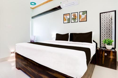 DānāpurにあるHOTEL O DEEJIT INNの部屋の中に大きなベッドがある寝室