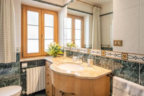 Ένα μπάνιο στο OLIMPIA LODGE