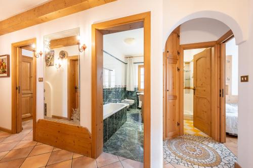 Ένα μπάνιο στο OLIMPIA LODGE