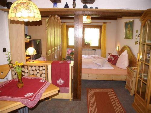 Un dormitorio con una cama y una mesa. en Unterer Gurethshof, en Zell am Harmersbach
