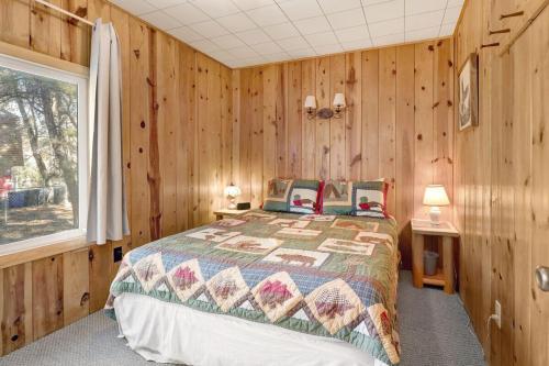 Postel nebo postele na pokoji v ubytování Cute and Cozy Cottage- Big Bear Retreat in the Pines