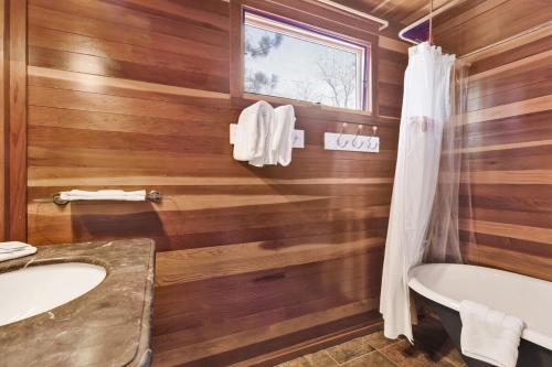Koupelna v ubytování Cute and Cozy Cottage- Big Bear Retreat in the Pines