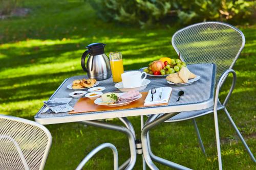 a picnic table with a tray of food on it at Campanile Troyes Nord - Barberey in Troyes