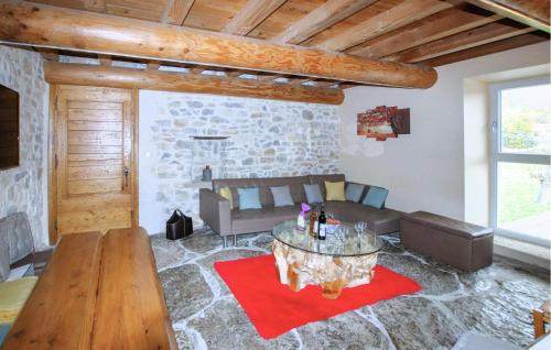 un salon avec un canapé et une table dans l'établissement Nice Home In St André De Cruzières, à Saint-André-de-Cruzières