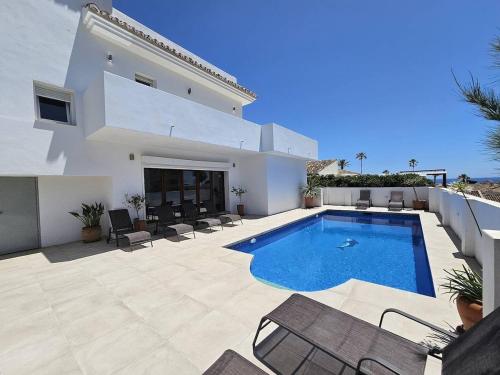 Villa Angel - La Cala Di Mijas - 4 Bedroom, Sleeps 8, Private Pool, Close to the Beach
