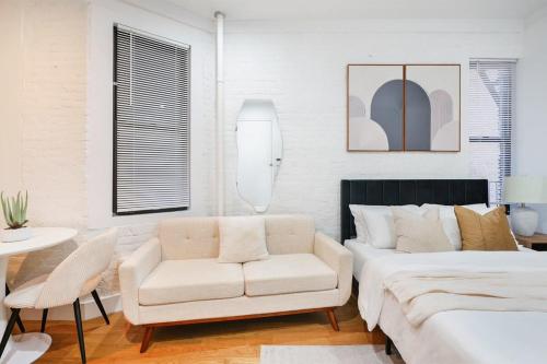 Χώρος καθιστικού στο 403-2E Newly Renovated Studio UES