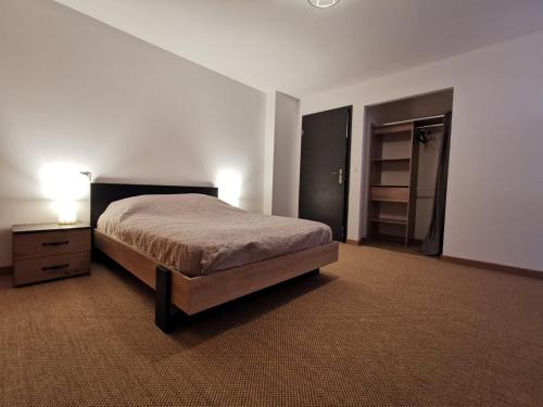 - une chambre avec un lit, une commode et un placard dans l'établissement Appartement 4 personne, à Fraize